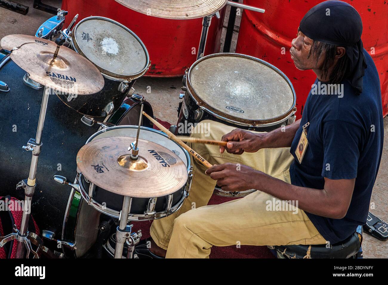 Welcomein Steel Band Drummer, Dockside, Antigua, West Indies Foto de stock