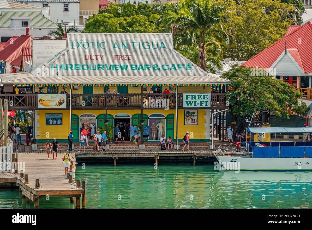 Tiendas Aong the Waterfront, St Johns, Antigua, West Indies Foto de stock