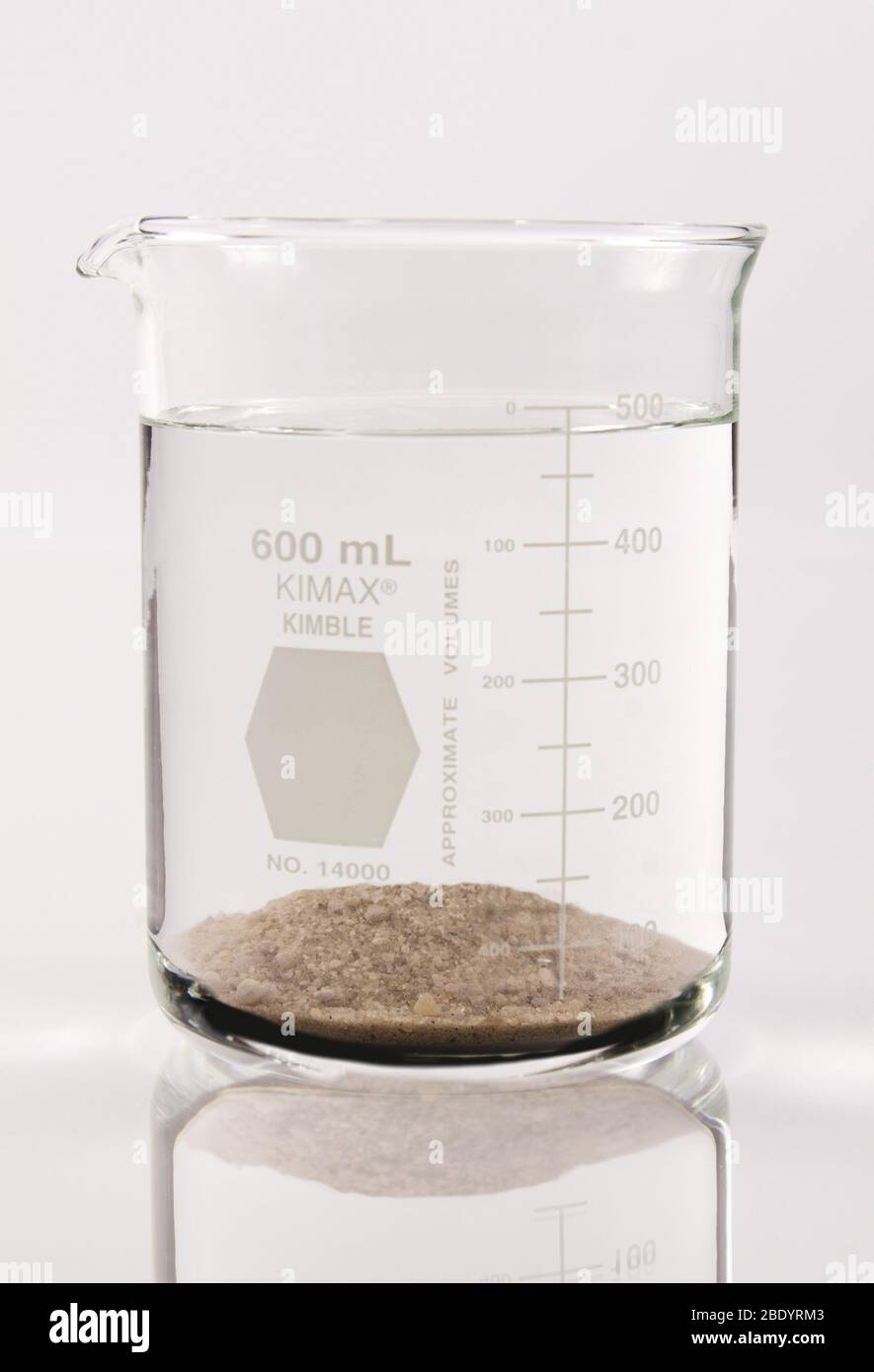 Vaso de precipitado con arena y agua Fotografía de stock - Alamy