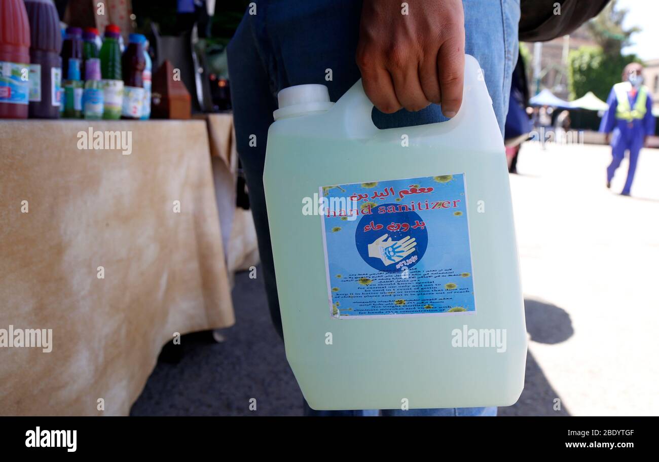 Sanaa, Yemen. 10 de abril de 2020. Un hombre yemení sostiene una botella de desinfectante de manos que compró en un mercado en Sanaa, Yemen, el 10 de abril de 2020. El gobierno yemení, respaldado por los sauditas, declaró el viernes el primer caso confirmado de COVID-19 en la provincia oriental de Hadramout. Crédito: Mohammed Mohammed/Xinhua/Alamy Live News Foto de stock