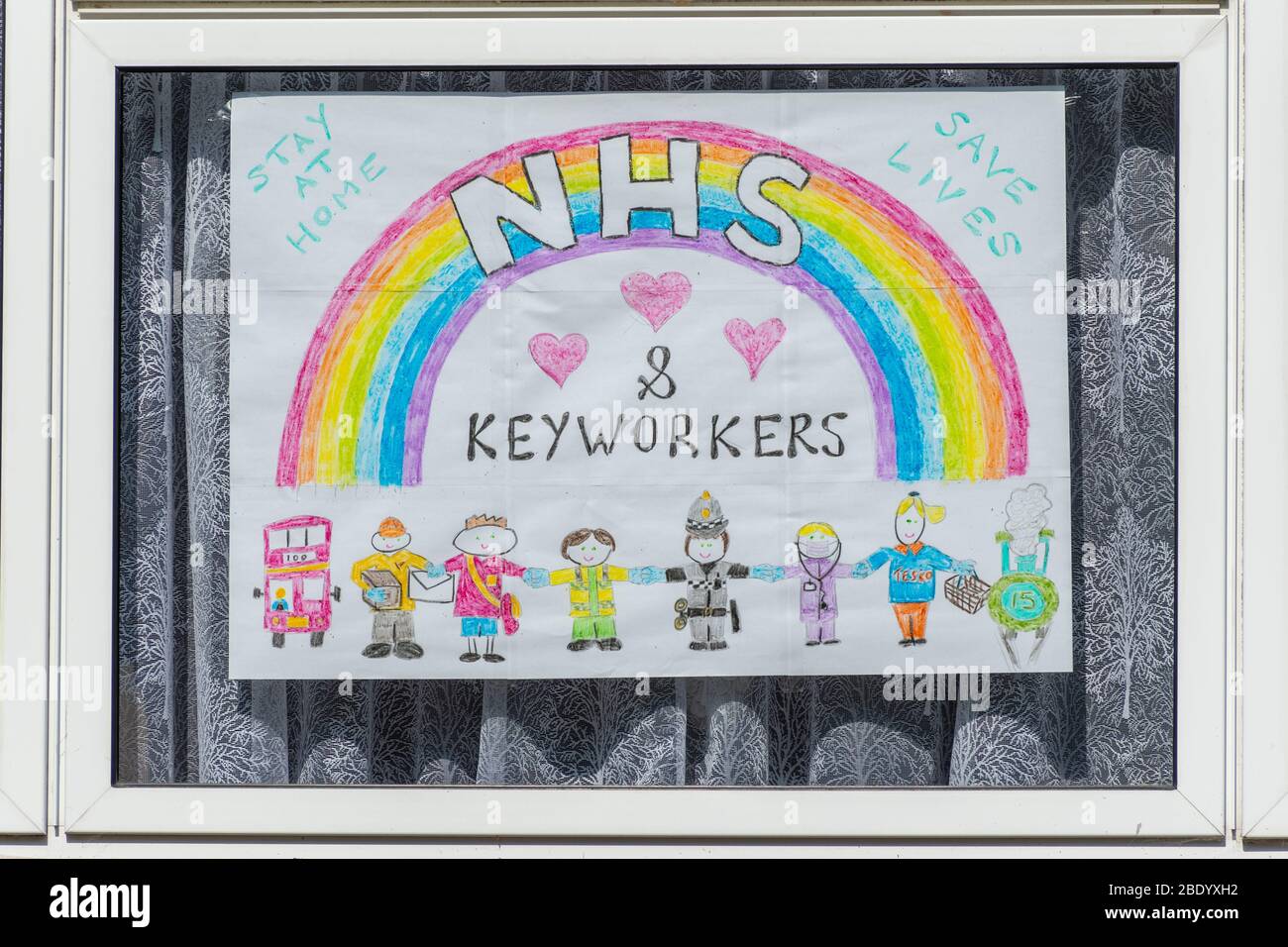 10 de abril de 2020. Durante la pandemia del coronavirus Covid-19 de 2020, el arco iris se ha convertido en un símbolo de apoyo a las personas que desean mostrar solidaridad con los trabajadores del NHS en primera línea. Los niños han estado pintando cuadros con el arco iris y pegándolos en sus ventanas para agradecer al personal del NHS y a otros trabajadores de la llave. Foto de stock