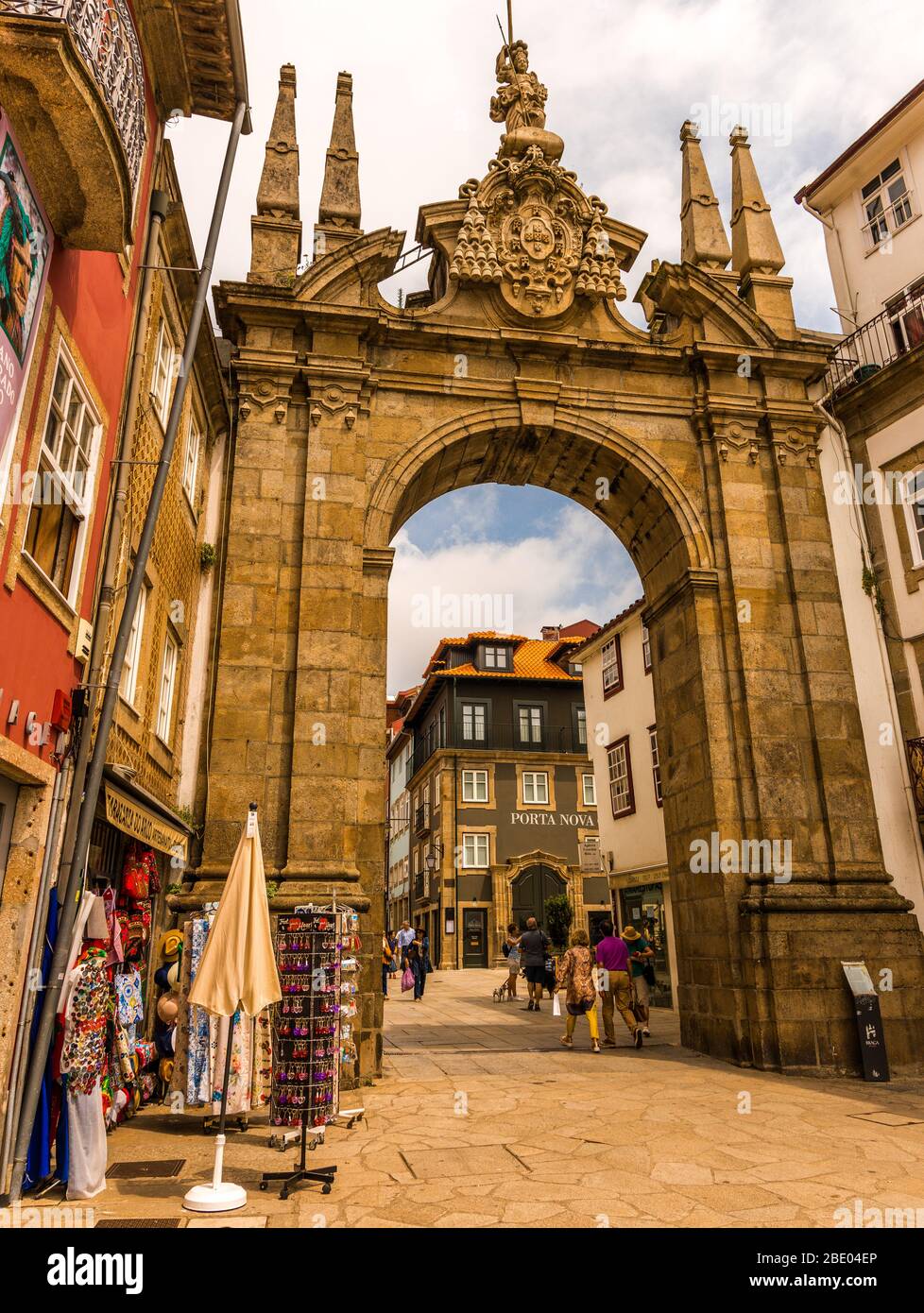 Arco de piedra Puerta de la ciudad Arco da Porta Nova un arco ceremonial  barroco y neoclásico del siglo XVIII en largo do Paco Braga Portugal  Fotografía de stock - Alamy