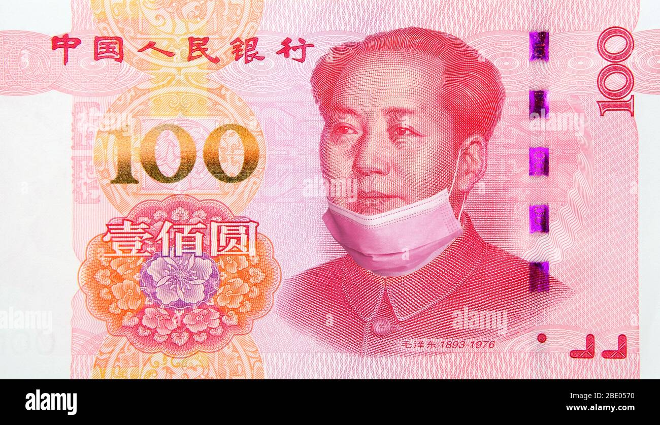 China está poniendo fin al bloqueo y cuarentena del coronavirus. Billete de 100 Yuan con máscara hacia abajo. China restringe las restricciones a la recuperación económica Foto de stock