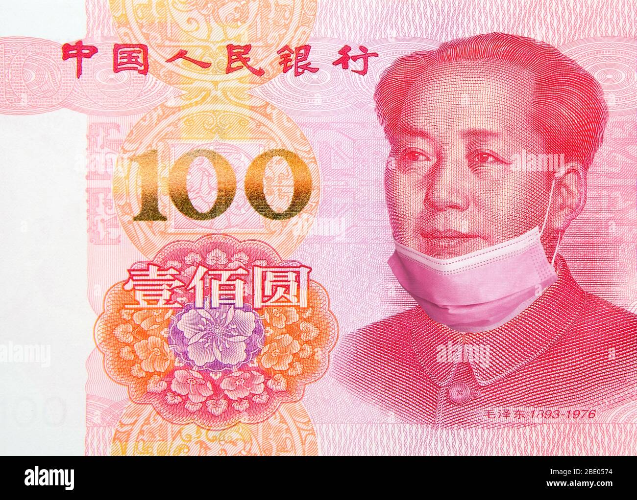 China está poniendo fin al bloqueo y cuarentena del coronavirus. Billete de 100 Yuan con máscara hacia abajo. China restringe las restricciones a la recuperación económica Foto de stock