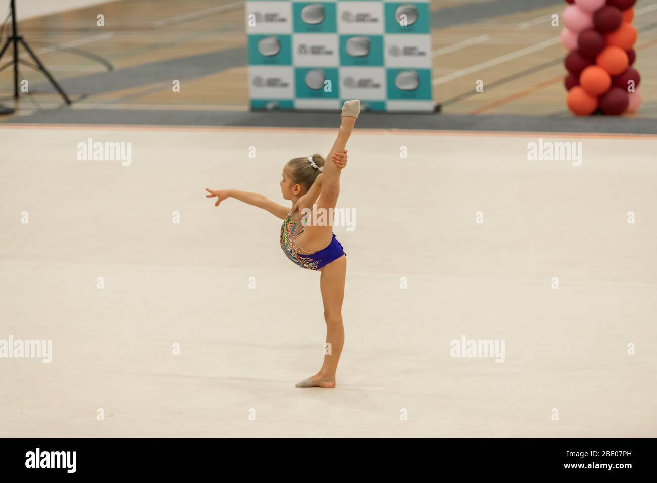 Equipo de gimnasia rítmica de 11-12 años de edad las niñas posando con aros  en pabellón de deportes Fotografía de stock - Alamy