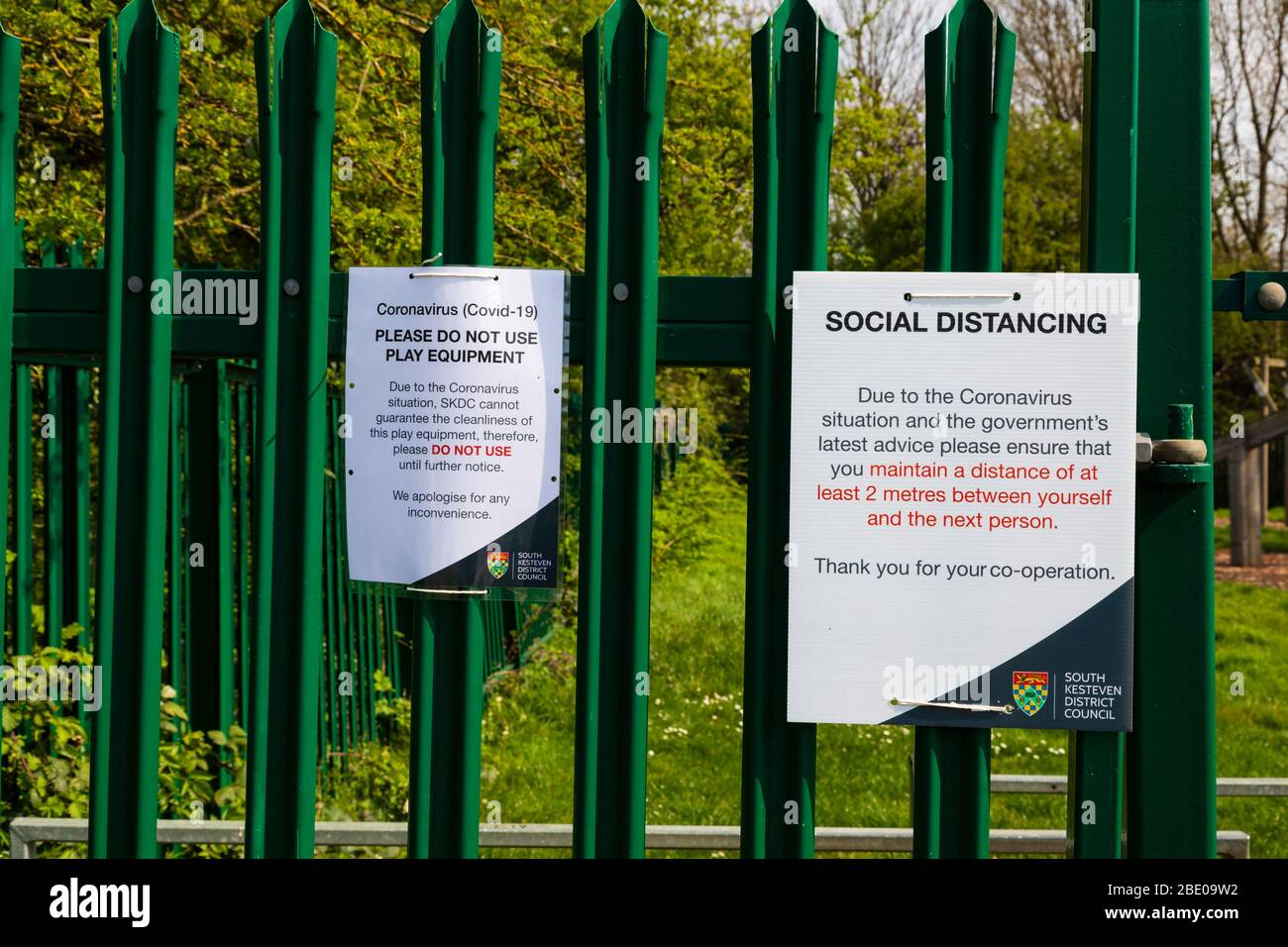 Virus de la corona, Covid-19, señales de advertencia en la puerta del parque infantil. Grantham, Lincolnshire, Inglaterra Foto de stock