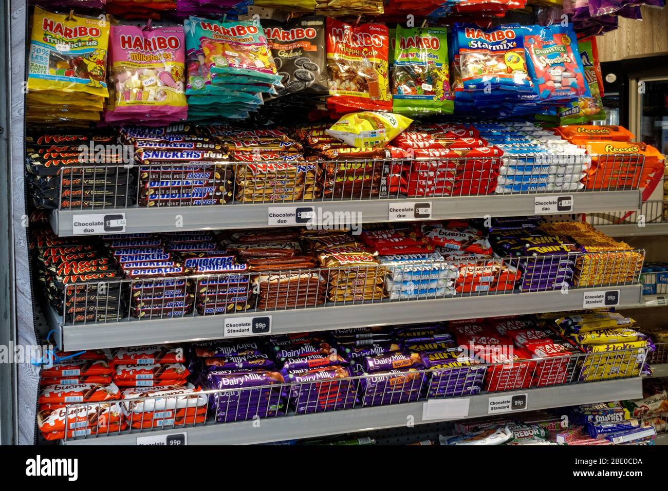 Stand con dulces y barras de chocolate en una tienda, Londres, Inglaterra Reino Unido Reino Unido Foto de stock