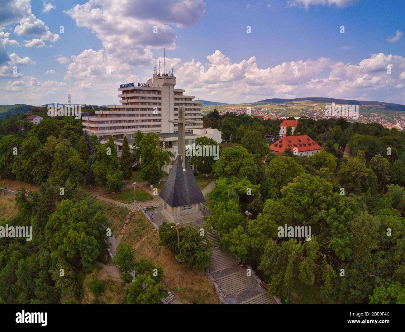 El Hotel Belvedere está situado en la zona central de Cluj-Napoca, en la  colina de Cetatii, ofreciendo a sus huéspedes un gran panorama.Somes río en  la colina b Fotografía de stock -