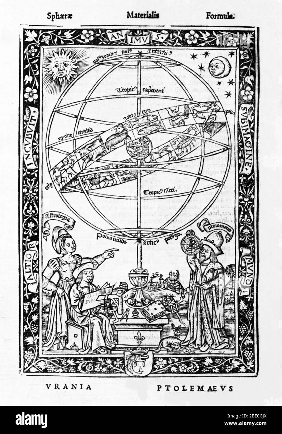 Una esfera armilar (las variaciones se conocen como astrolabe esférico, armilla o armil) es un modelo de objetos en el cielo (en la esfera celestial), que consiste en un marco esférico de anillos, centrado en la Tierra, que representan líneas de longitud y latitud celestiales y otras características astronómicamente importantes como la eclíptica. En astronomía, el modelo geocéntrico (también conocido como geocentrismo, o el sistema Ptolemaico), es la teoría reemplazada de que la Tierra es el centro del universo, y que todos los demás objetos orbitan alrededor de ella. Ptolomeo era un polematín egipcio, que hizo estudios en astrología Foto de stock
