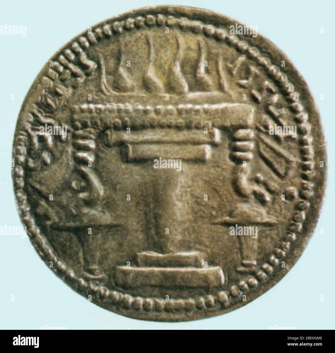Un fuego zoroástricos alter en el reverso de una moneda de Sasán desde el reinado de Ardashir I, AD 224-242. Foto de stock