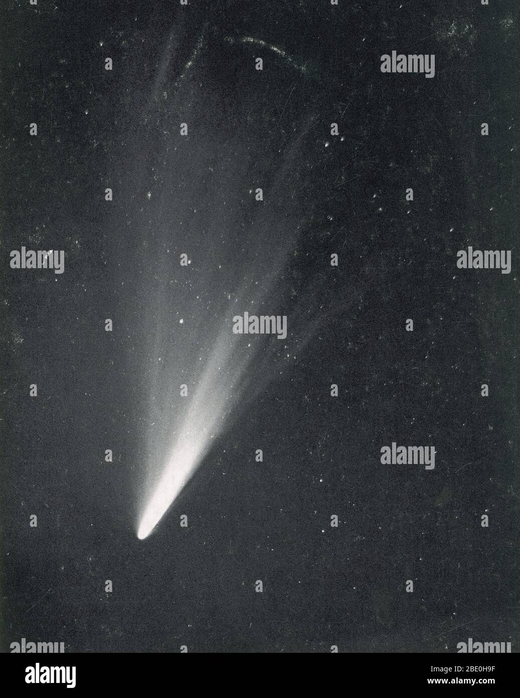 Cometa Oeste fotografiado desde el Observatorio de Lick en 1976 de marzo. El cometa West, oficialmente conocido como C/1975 V1, 1976 VI y 1975n, era un cometa impresionante que a veces se consideraba que calificaba para el estatus de gran cometa. Un Gran Cometa es un cometa que se vuelve excepcionalmente brillante; no hay definición oficial, a menudo el término se adherirá a cometas que se vuelven lo suficientemente brillantes como para ser notadas por observadores ocasionales que no están buscando activamente para ellos, y se hacen bien conocidos fuera de la comunidad astronómica. Los grandes Cometas son raros; en promedio sólo uno aparecerá en una década. Mientras que los cometas son Foto de stock