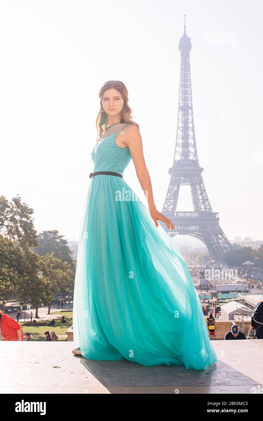 Una chica en París con un vestido verde con el telón de fondo de la torre  Eiffel elegante en la plaza Trocadero en verano una hermosa figura de lujo  de un Fotografía