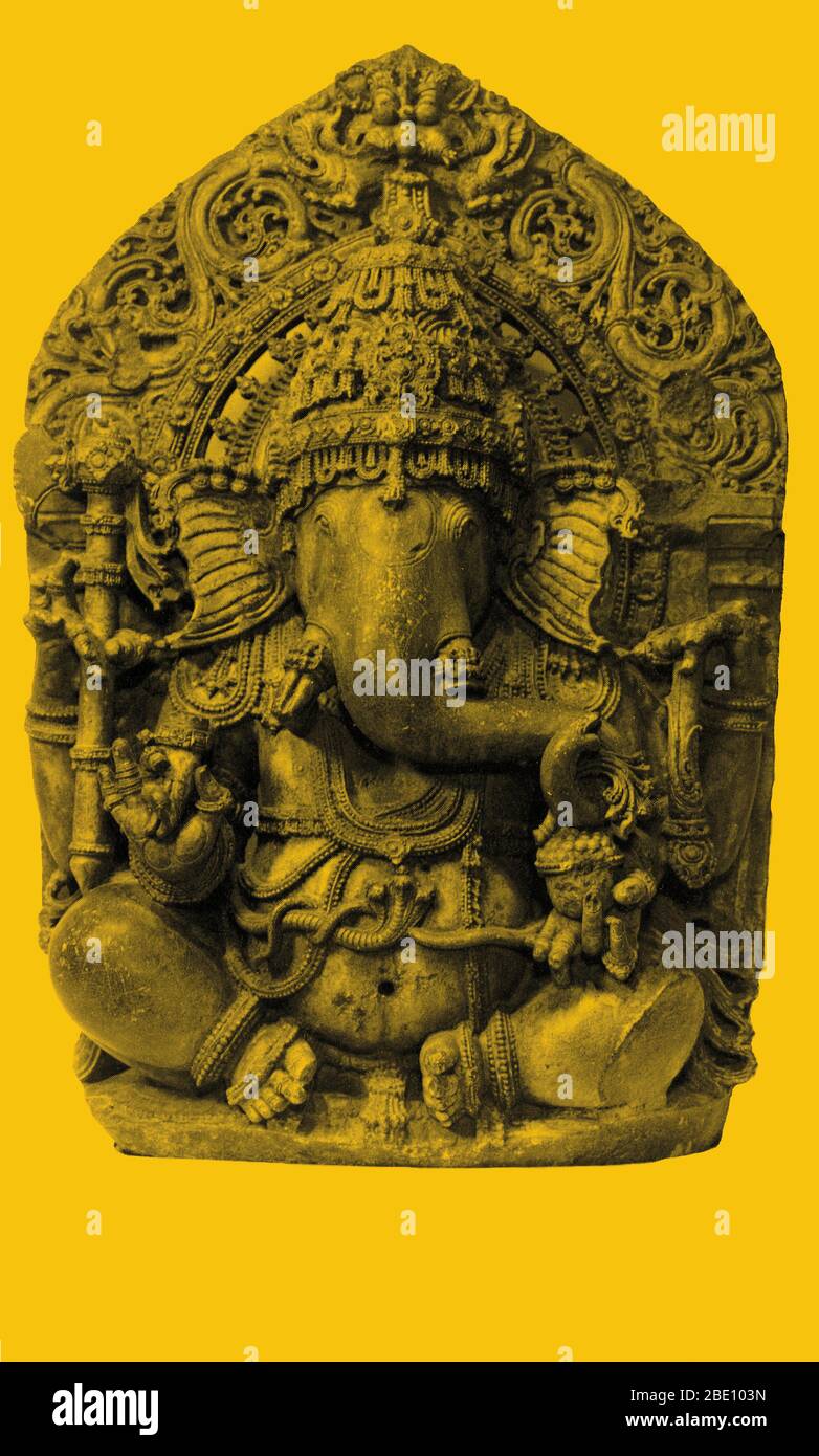Ganesha es el Dios hindú de sabiduría, buena fortuna y prudencia. Es el hijo de Shiva y Parvati. Según la tradición hindú, mientras Shiva estaba fuera de guerra, Parvati puso a su hijo a cargo de vigilar la entrada a su cuarto de baño. Cuando Shiva regresó no reconoció a la nueva guardia en su puerta, así que cortó su cabeza. Enfadada Parvati exigió que Shiva encontrara una cabeza substituta para su hijo. El primero que encontró fue la cabeza de un elefante. Foto de stock