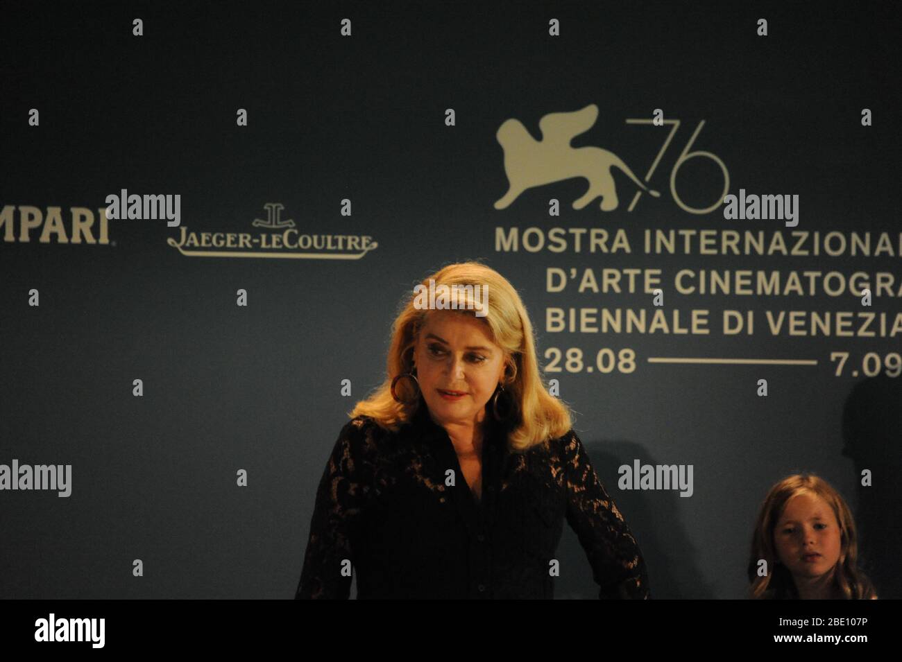 Catherine Deneuve en el Festival de Cine de Venecia 2019, foto de Nadja Sayej Foto de stock