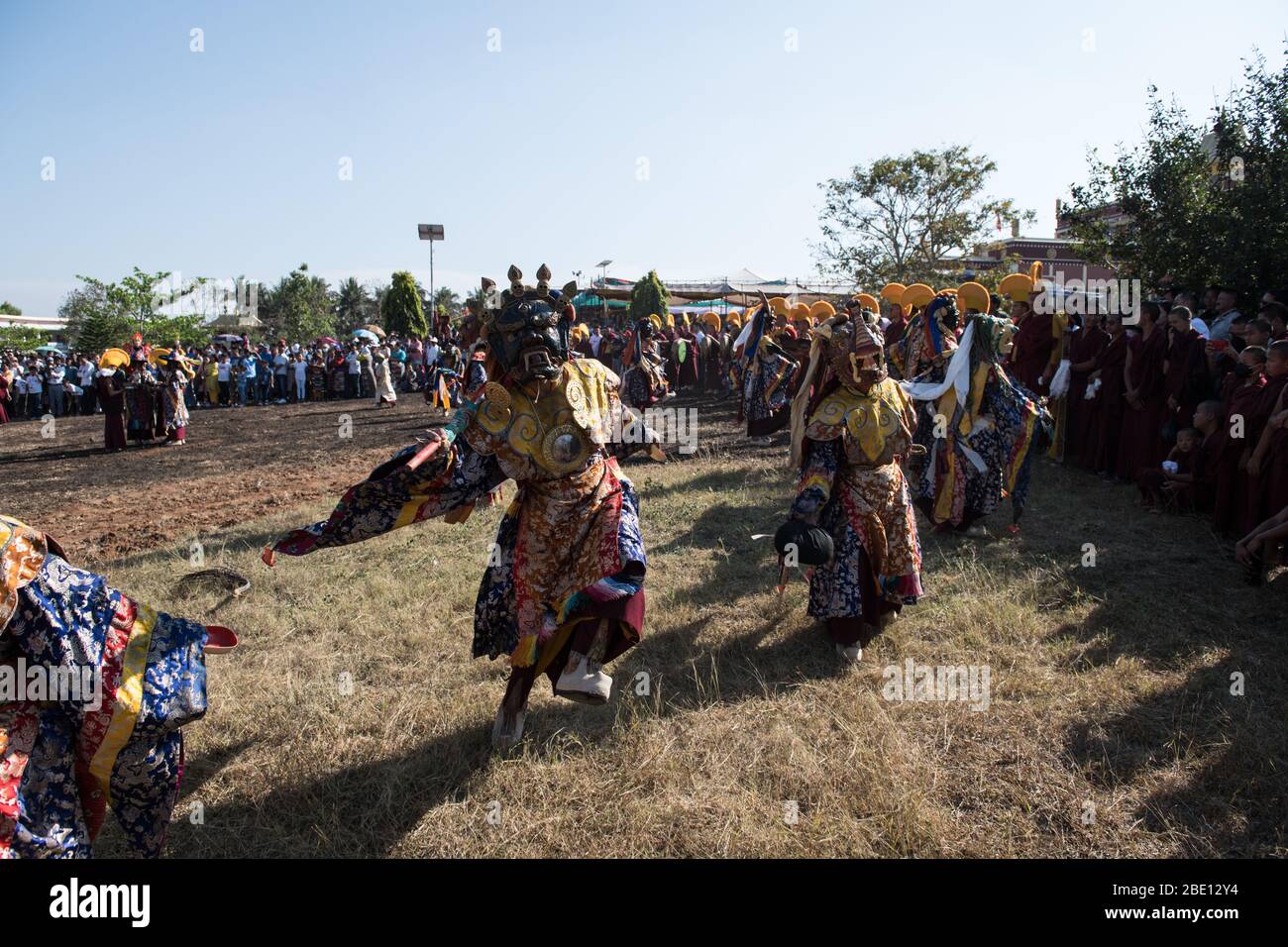 Cham danza realizada con máscaras por monjes tibetanos durante Losar (año Nuevo Tibetano) en el asentamiento Tibetano Gurupura, Karnataka, India del Sur. Foto de stock