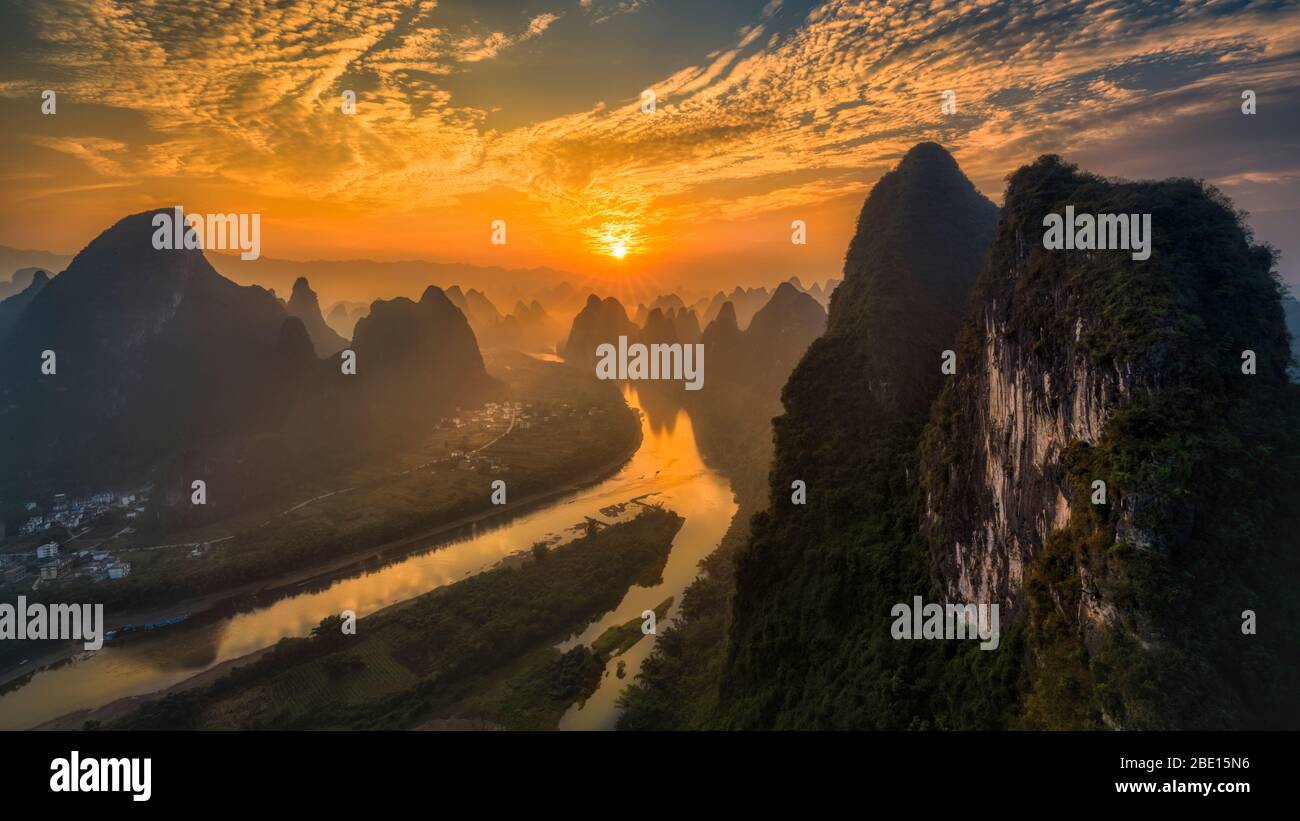 Paisaje al amanecer del hermoso río Li y colinas de piedra caliza en Yangshuo, Guilin, China. Foto de stock