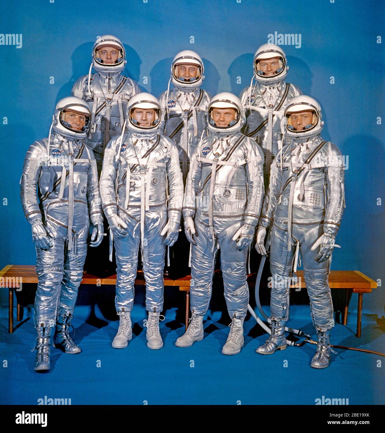 Estos siete hombres, vistiendo trajes espaciales en este retrato, constituyeron el primer grupo de astronautas anunciado por la Administración Nacional de Aeronáutica y del Espacio (NASA). Fueron seleccionados en abril de 1959 para el programa Mercury. Primera fila, de izquierda a derecha, Walter M. Schirra Jr., Donald K. Slayton, John H. Glenn, Jr., y M. Scott Carpenter. Fila de atrás, de izquierda a derecha, Alan B. Shepard Jr., Virgil I. Grissom y L. Gordon Cooper Jr. Foto de stock