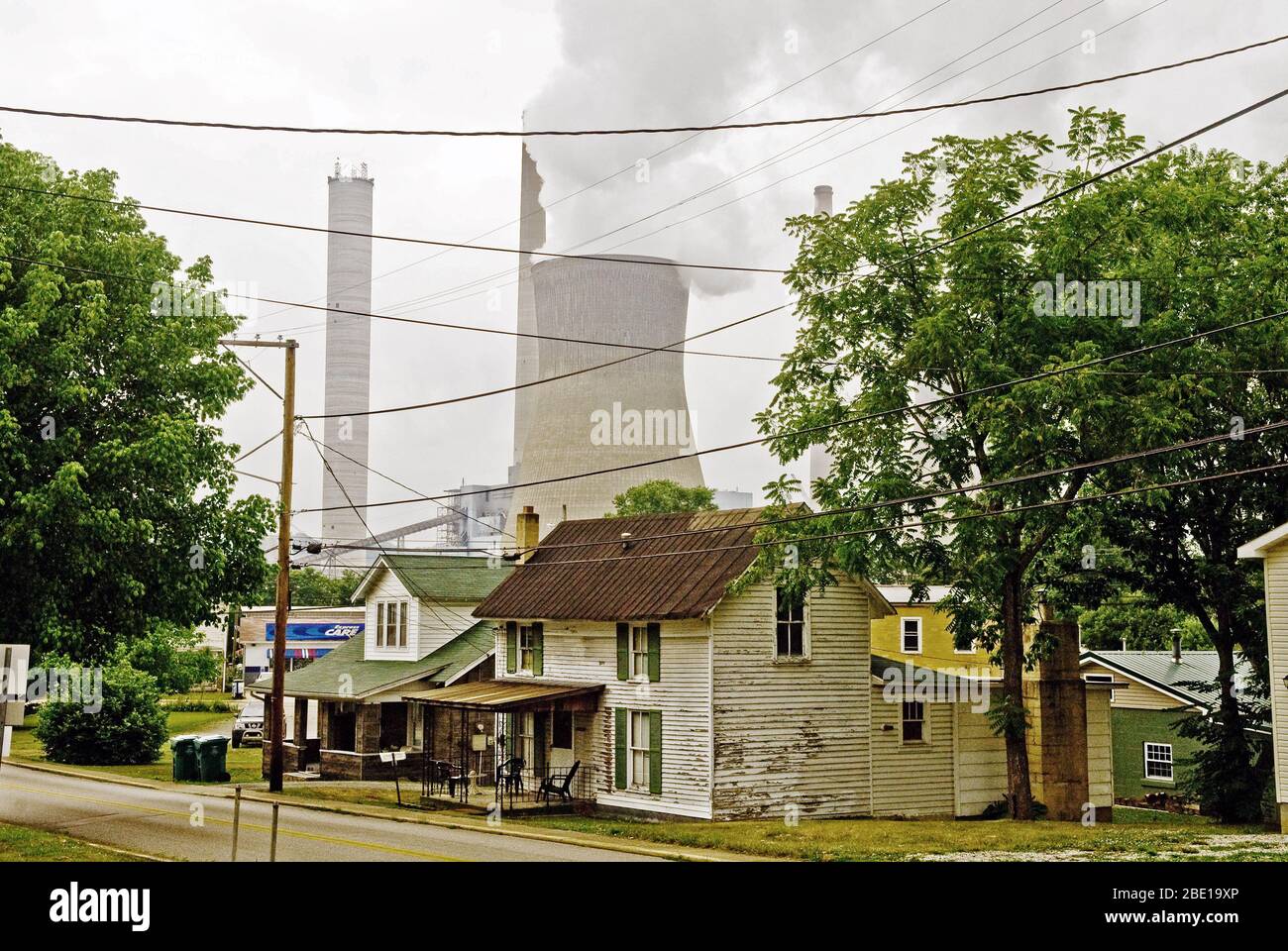 2007 - Carbón powered torre de refrigeración de la empresa detrás de un barrio residencial Foto de stock