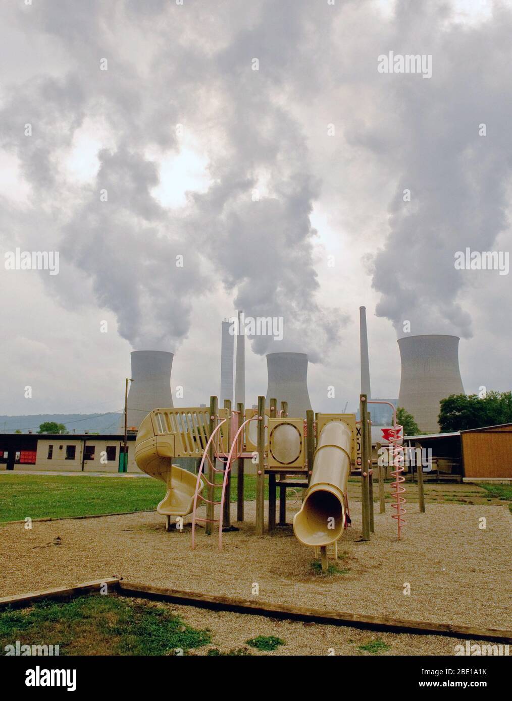2007 - Carbón powered torre de refrigeración de la empresa detrás de un patio escolar Foto de stock