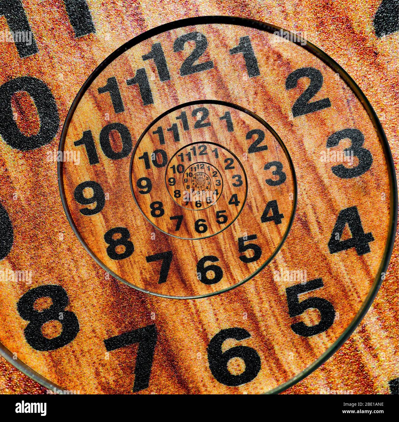Reloj de madera infinito con curvas espirales interminables. Ciclos de tiempo. Foto de stock