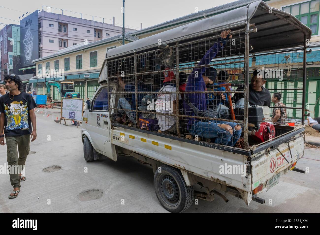 Bangkok, Tailandia - 27 de febrero de 2020: Un camión cargado con trabajadores y equipo en una calle en Bangkok, Tailandia Foto de stock