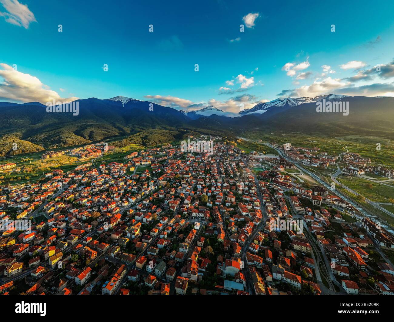 Europa, Bulgaria, Bansko, vista aérea de Bansko y Parque Nacional de Pirin, la Unesco sitio Foto de stock