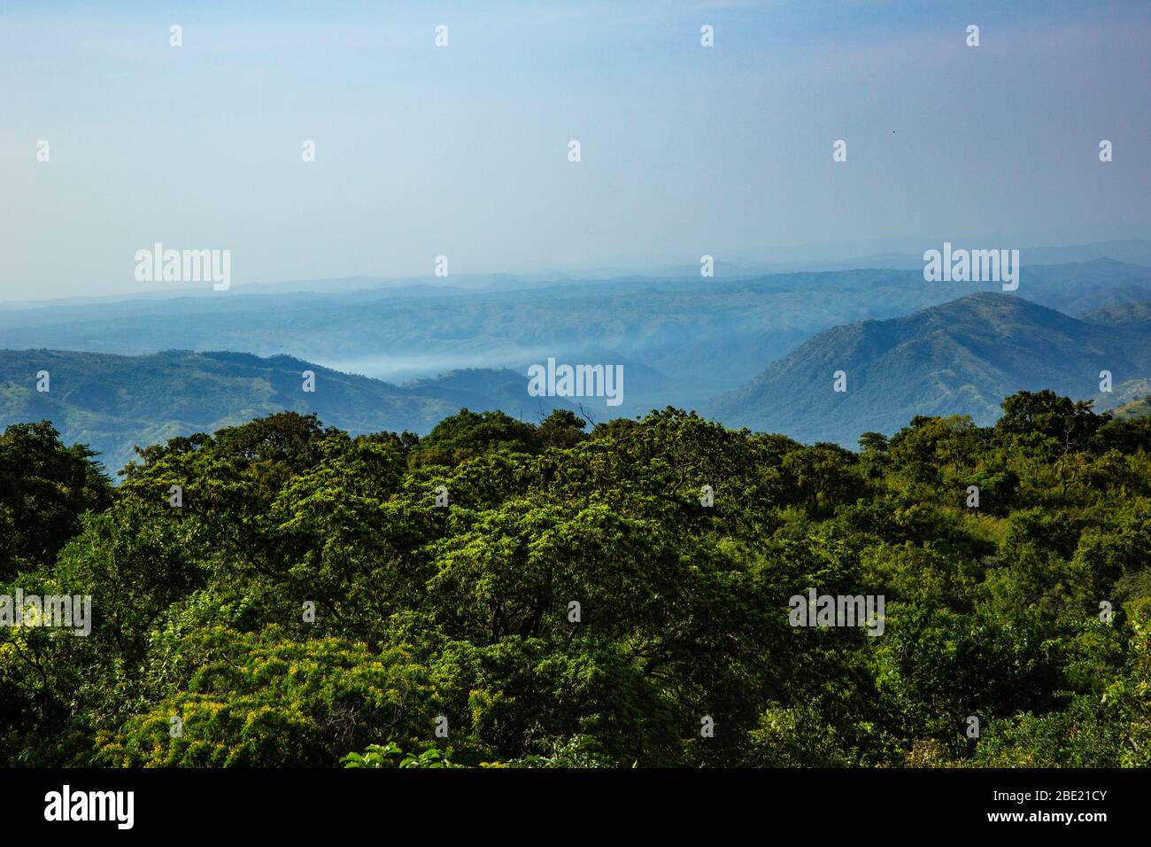 Vista elevada sobre el valle de Omo Mursi país, Etiopía, África Foto de stock