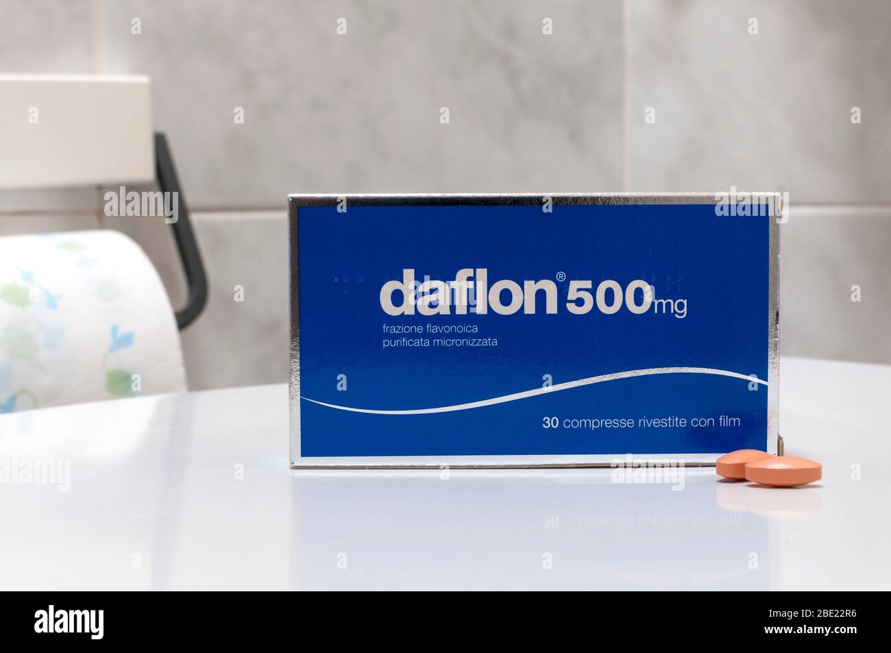 Carrara, Italia - 11 de abril de 2020 - Caja de pastillas recubiertas de Daflon, un medicamento utilizado para tratar hemorrhoids y síntomas atribuibles a la insuficiencia venosa Foto de stock