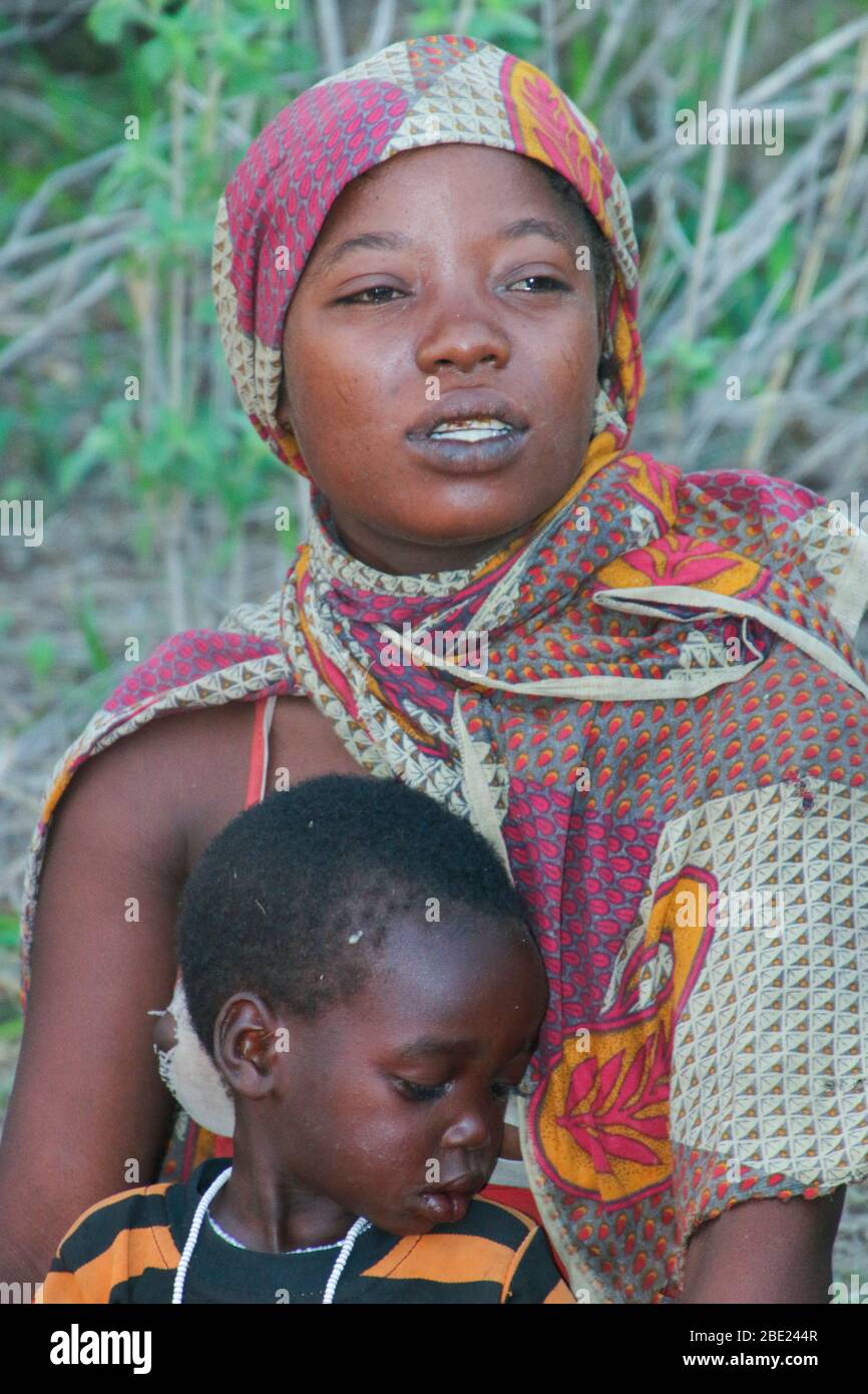 Retrato de una joven madre de Hadza con su bebé, Hadza o Hadzabe es una pequeña tribu de cazadores recolectores. Fotografiado en el Lago Eyasi, Tanzania Foto de stock