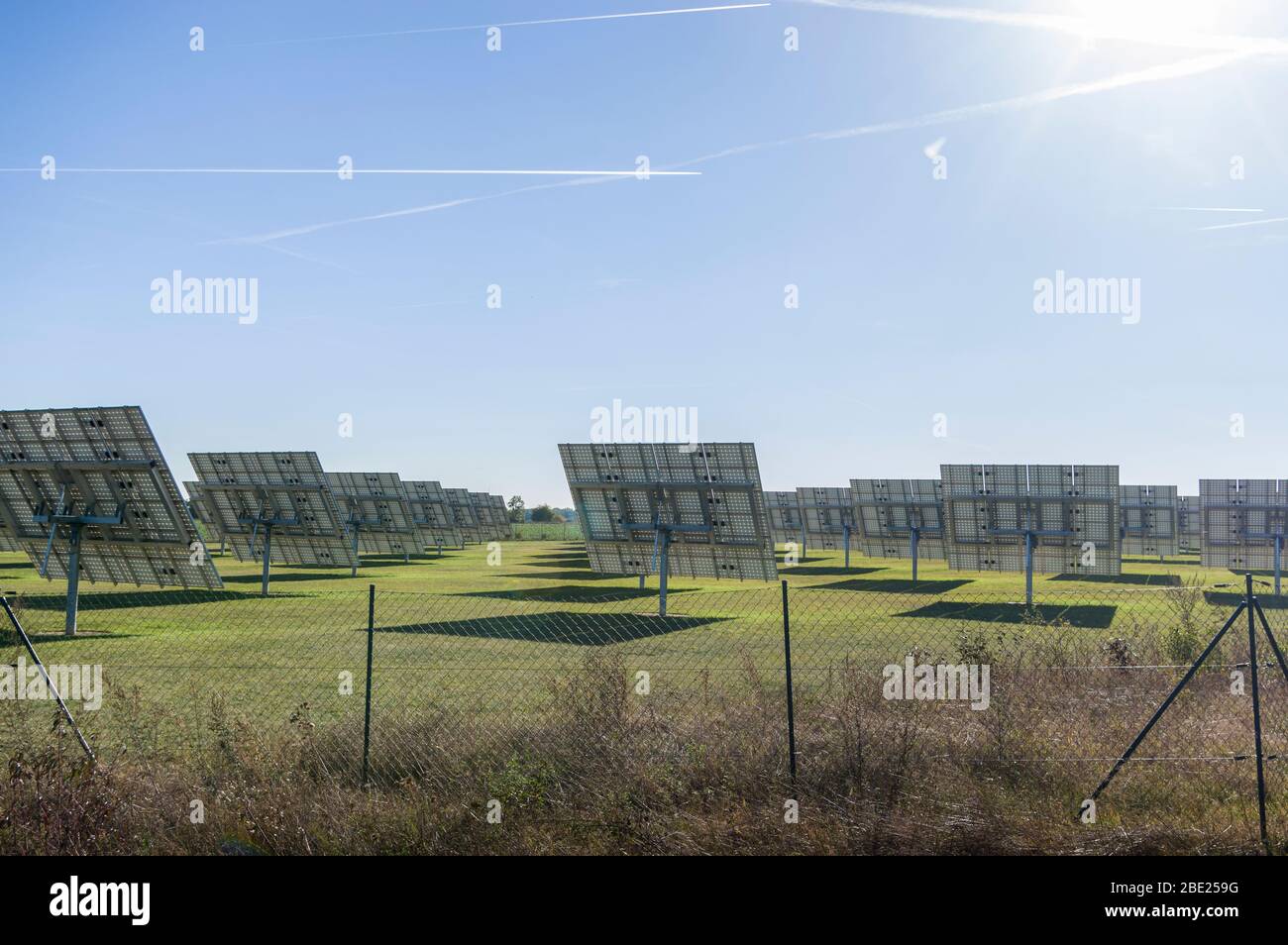 Sistema solar, visión general planta solar con elementos rastreables en sol Vista trasera Foto de stock