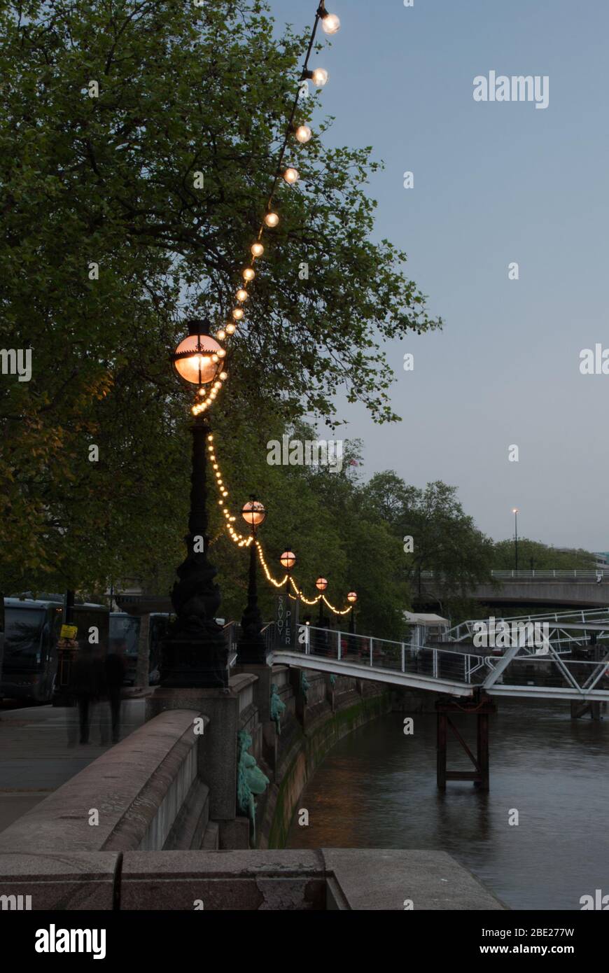 String Lights RiversidePath Victoria Embankment Place Charing Cross Station, Londres WC2N 5DR Foto de stock