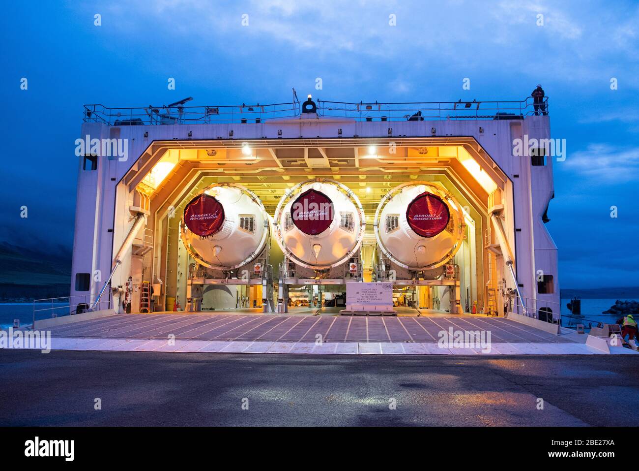 La escotilla se abre en una barcaza de United Launch Alliance, conocida como el Rocketship, revelando los boosters Delta IV Heavy el 5 de abril de 2020, en la base de la Fuerza Aérea de Vandenberg, California. La barcaza atracada en Vandenberg AFB para descargar los boosters Delta IV Heavy para un lanzamiento que se prevé que se producirá más adelante este año. La operación de barcaza es un primer paso vital para ejecutar la misión de garantizar el acceso al espacio. (EE.UU Foto de la Fuerza Aérea por el principal Airman Aubree Owens) Foto de stock