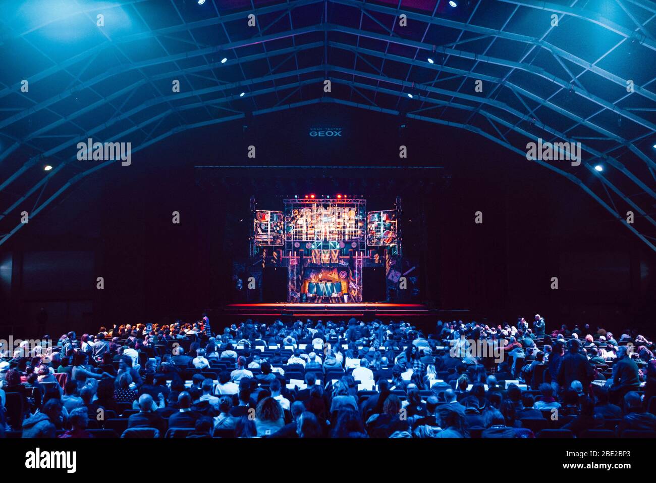 Stomp durante Stomp, Gran Teatro Geox, Italia, 12 de noviembre 2019 Fotografía de Alamy
