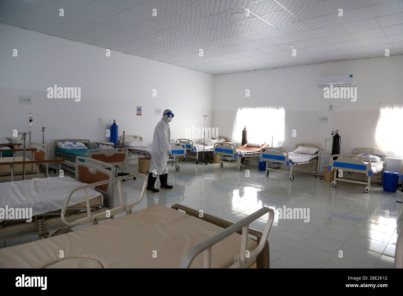 Sanna, Yemen. 11 de abril de 2020. Un trabajador sanitario inspecciona el equipo médico en un centro de cuarentena de un hospital de Sanaa, Yemen, 11 de abril de 2020. El gobierno yemení, respaldado por los sauditas, declaró el viernes el primer caso confirmado de COVID-19 en la provincia oriental de Hadramout. Crédito: Mohammed Mohammed/Xinhua/Alamy Live News Foto de stock