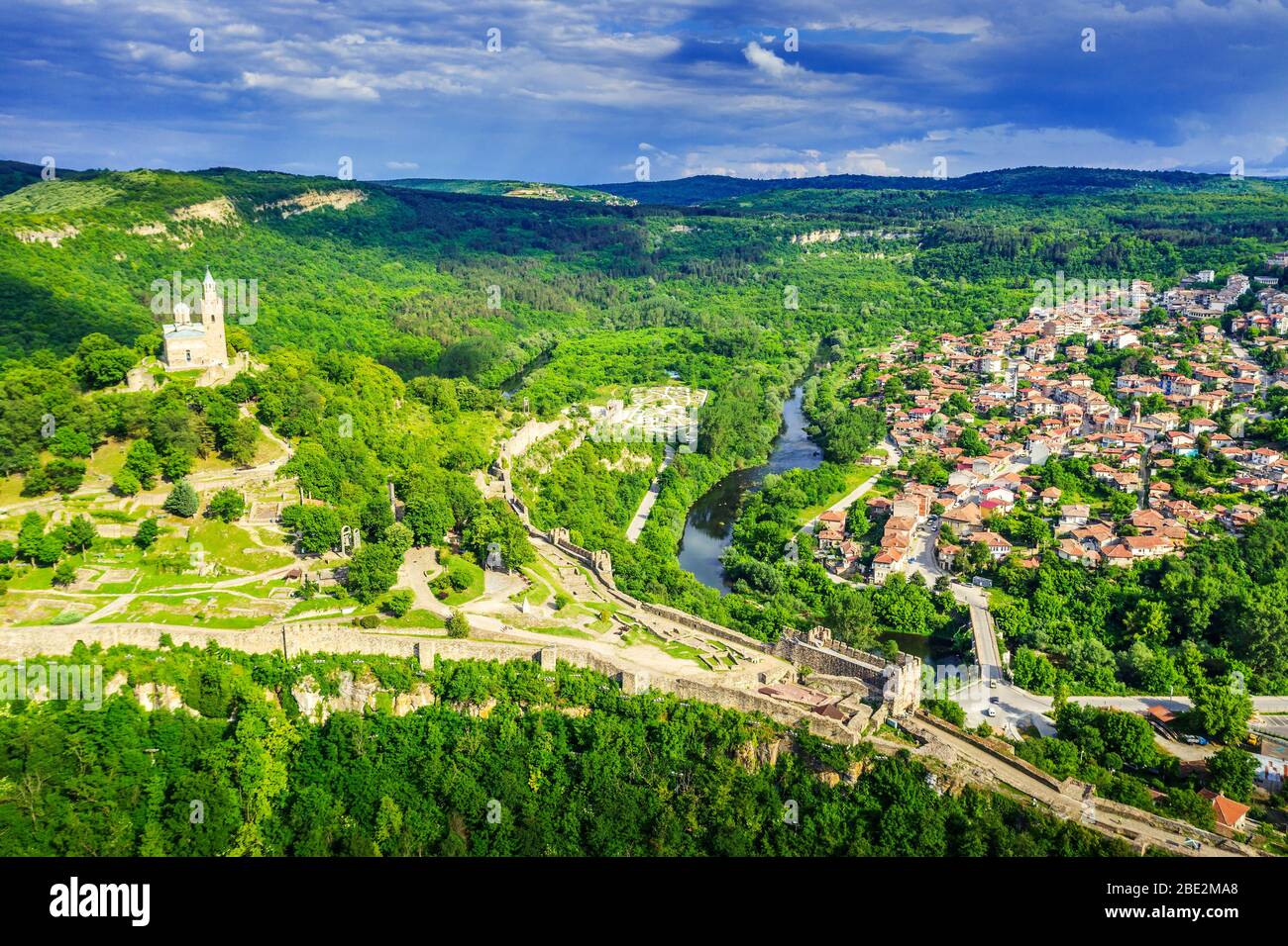 Europa, Bulgaria, Veliko Tarnovo, vista aérea de la fortaleza de Tsarevets Foto de stock