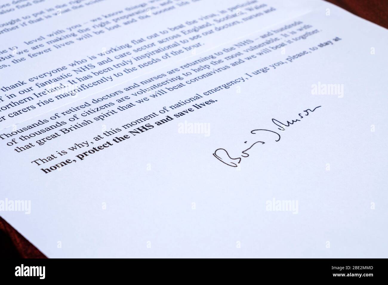 La carta del primer ministro Boris Johnson sobre el coronavirus del Gobierno británico a la nación aparece en Chippenham, Wiltshire Foto de stock