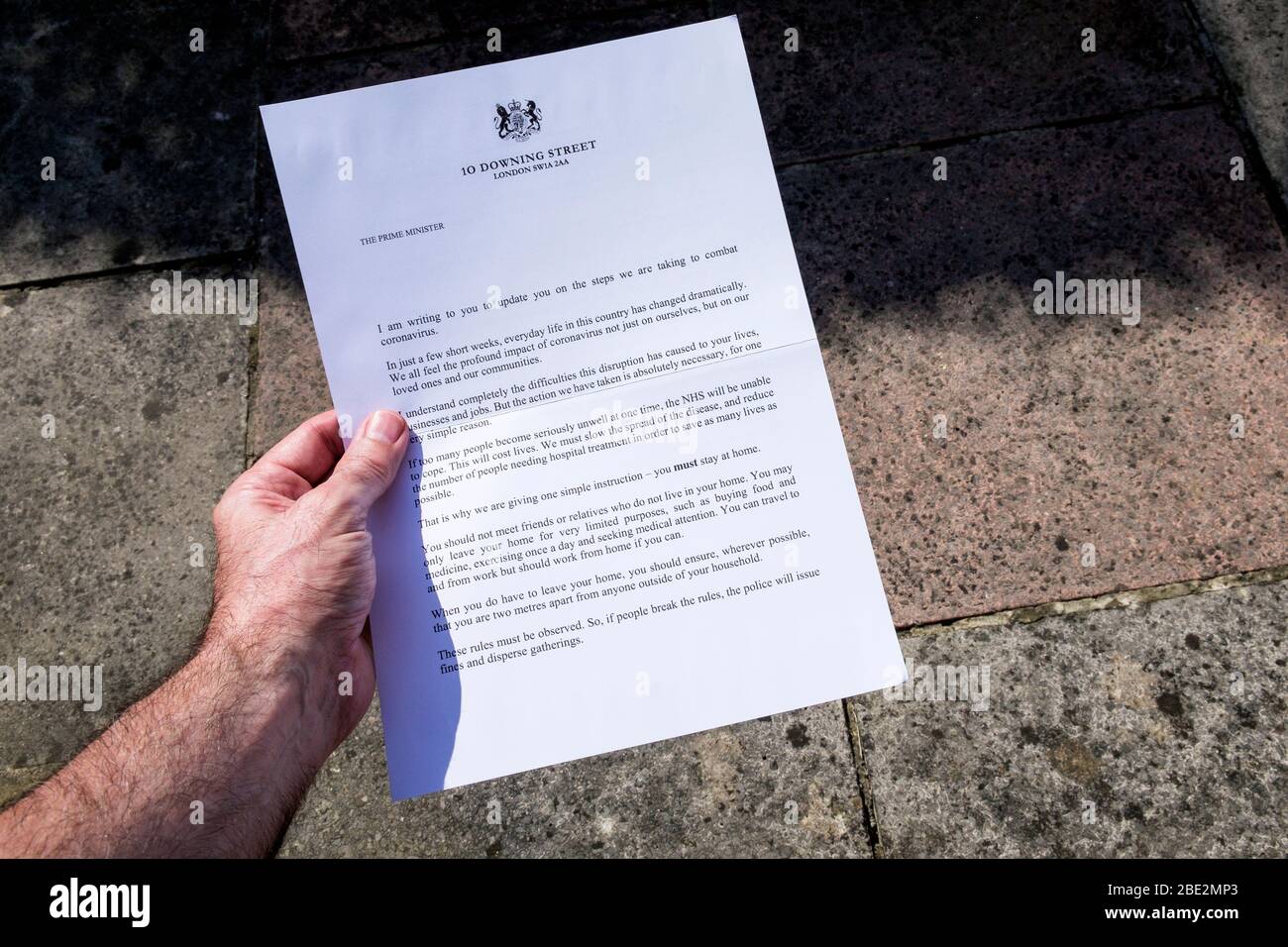 La carta del primer ministro Boris Johnson sobre el coronavirus del Gobierno británico a la nación aparece en Chippenham, Wiltshire Foto de stock