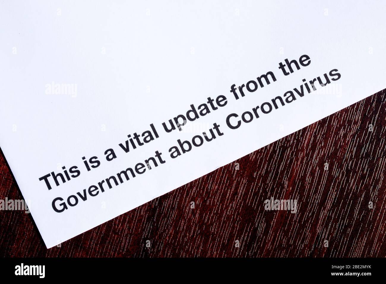 La carta del primer ministro Boris Johnson sobre el coronavirus del Gobierno británico se muestra en Chippenham, Wiltshire Foto de stock