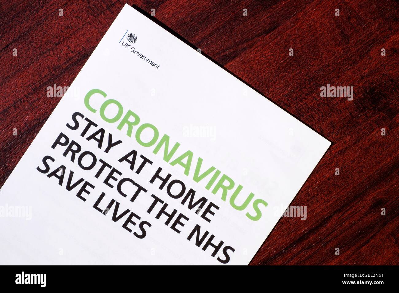 Un Gobierno británico permanecer en casa proteger NHS salvar vidas folleto que fue enviado con coronavirus carta del primer ministro Boris Johnson se muestra Foto de stock