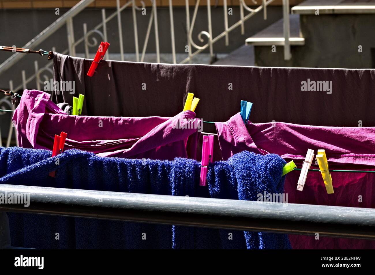 Toallas y sábanas de colores colgando en un tendedero con tendederos de  colores (Pesaro, Italia, Europa Fotografía de stock - Alamy