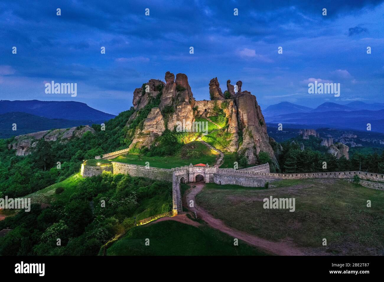 Europa, Bulgaria, Belogradchik, vista aérea de las formaciones rocosas de la fortaleza de Kaleto Rock Foto de stock