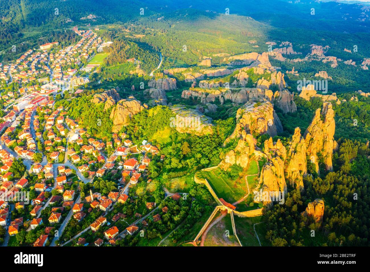 Europa, Bulgaria, Belogradchik, vista aérea de las formaciones rocosas de la fortaleza de Kaleto Rock Foto de stock