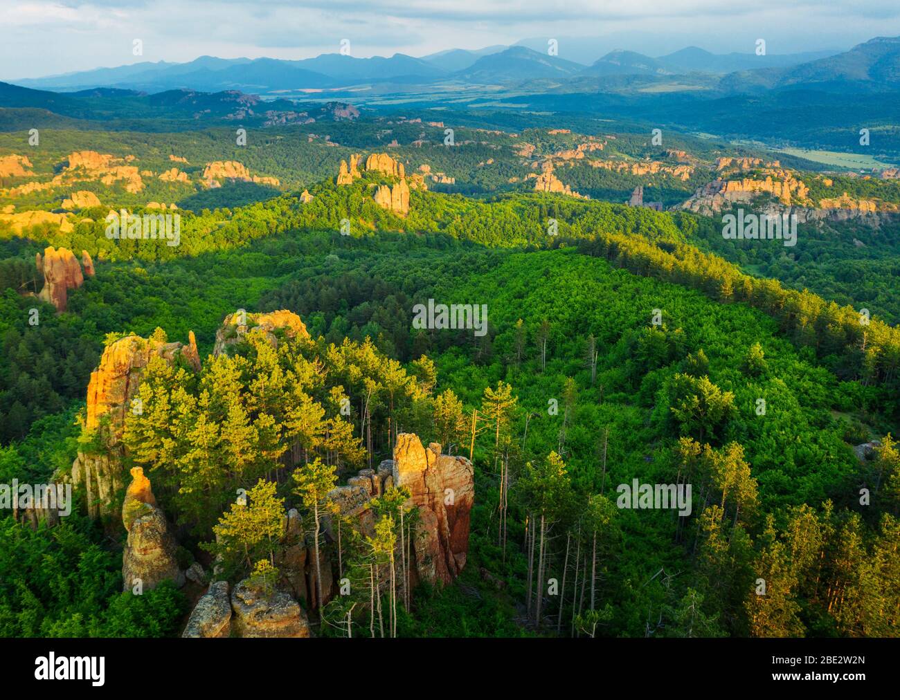Europa, Bulgaria, Belogradchik, vista aérea de formaciones rocosas y bosques Foto de stock