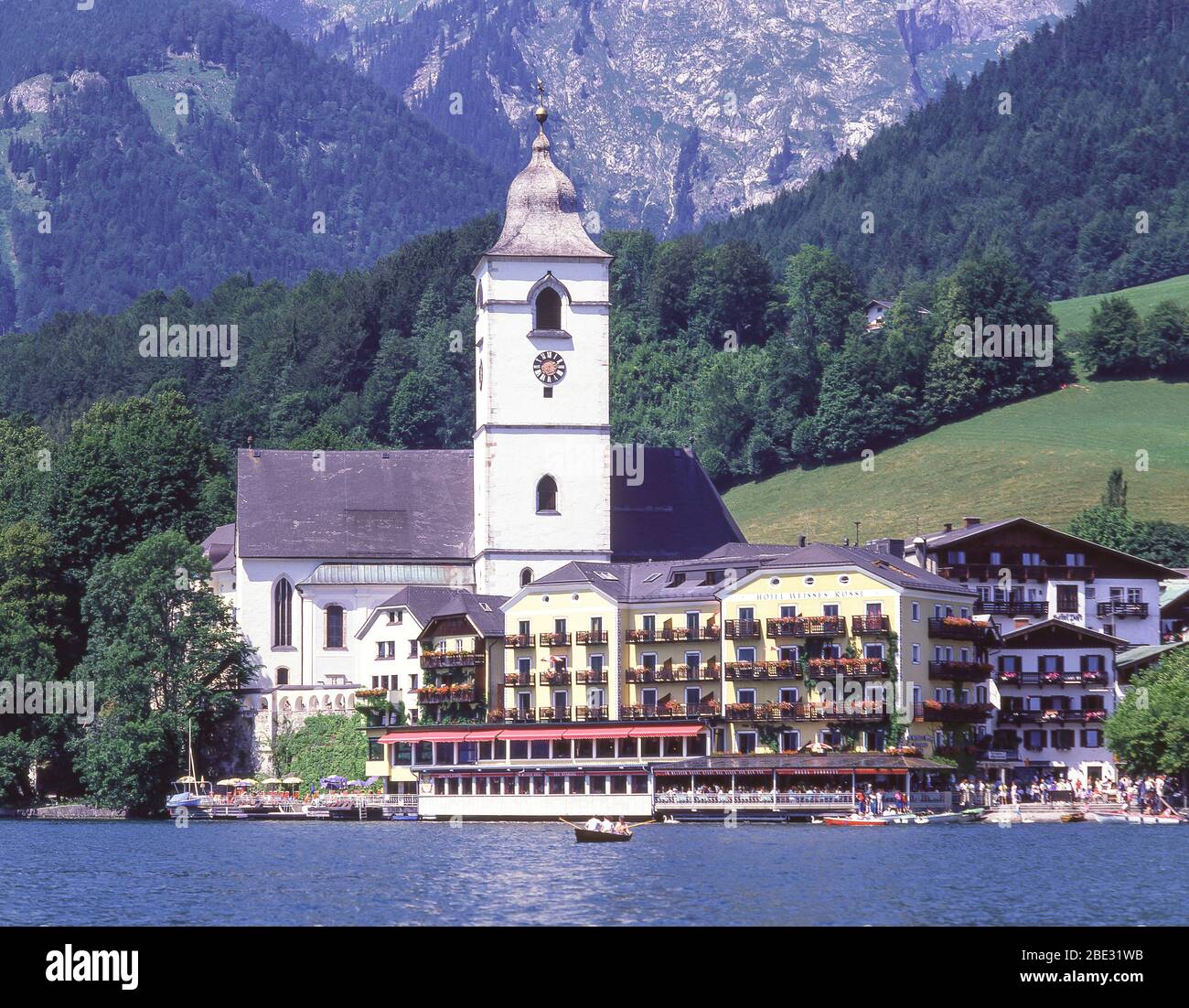 St.Wolfgang im Salzkammergut en el lago Wolfgangsee, Salzkammergut, Alta Austria, República de Austria Foto de stock
