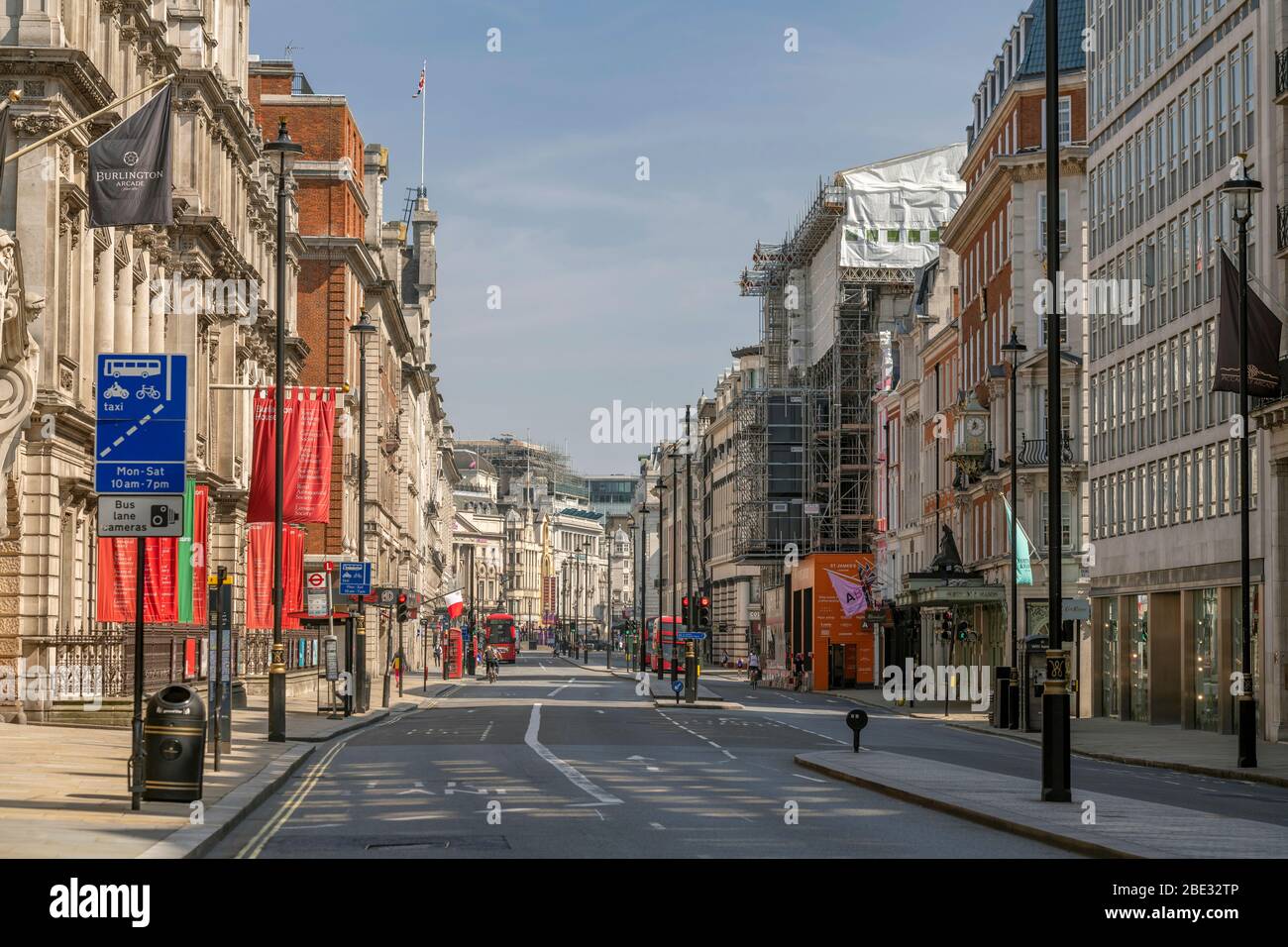 Piccadilly, una calle en el centro de Londres, famosa y normalmente ocupada, vacía y tranquila durante el cierre forzado debido a la epidemia de gripe del coronavirus Covid-19 Foto de stock