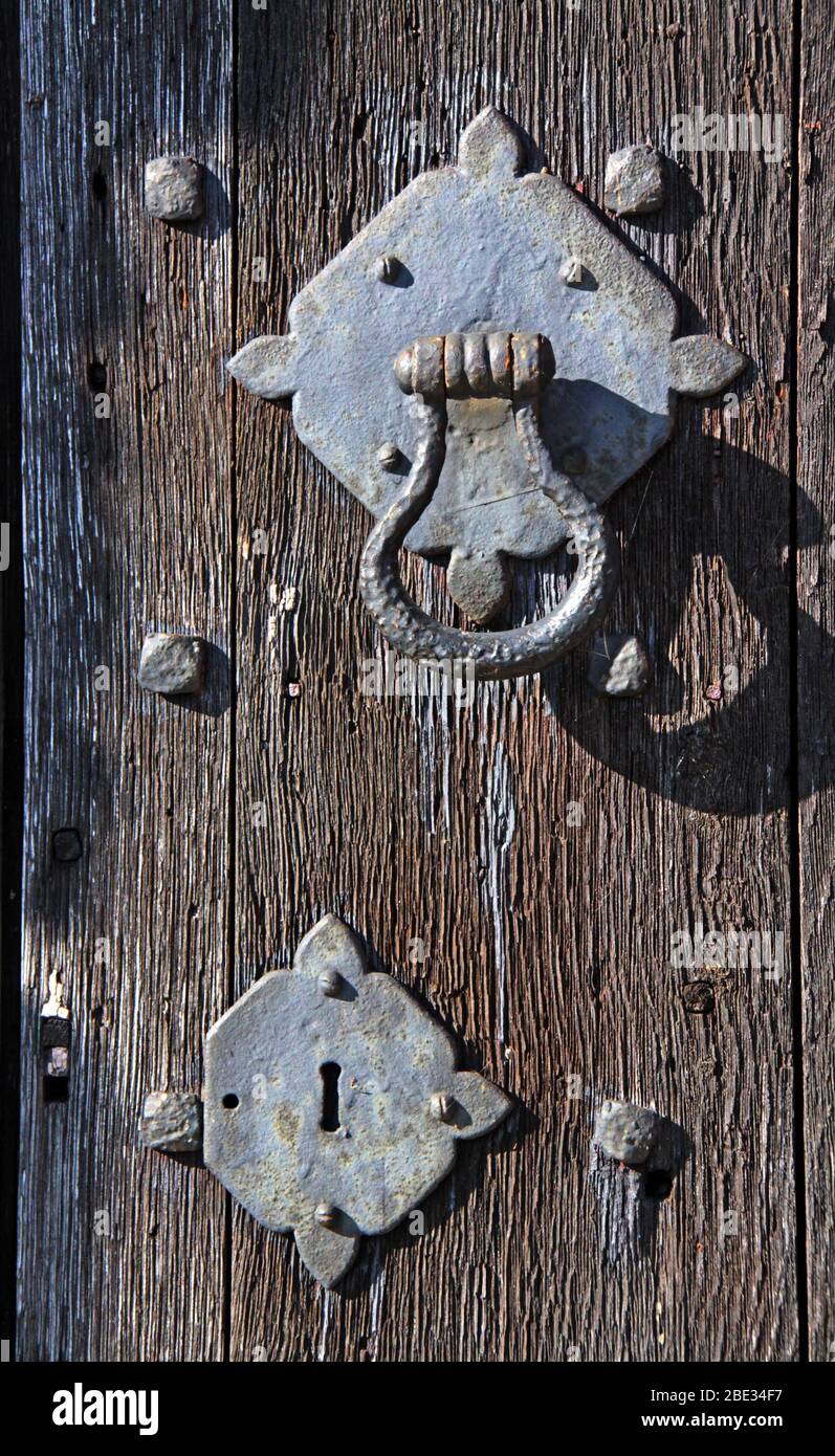 Cerraduras de puertas en Great Budworth Village, Cheshire, Inglaterra, Reino Unido Foto de stock