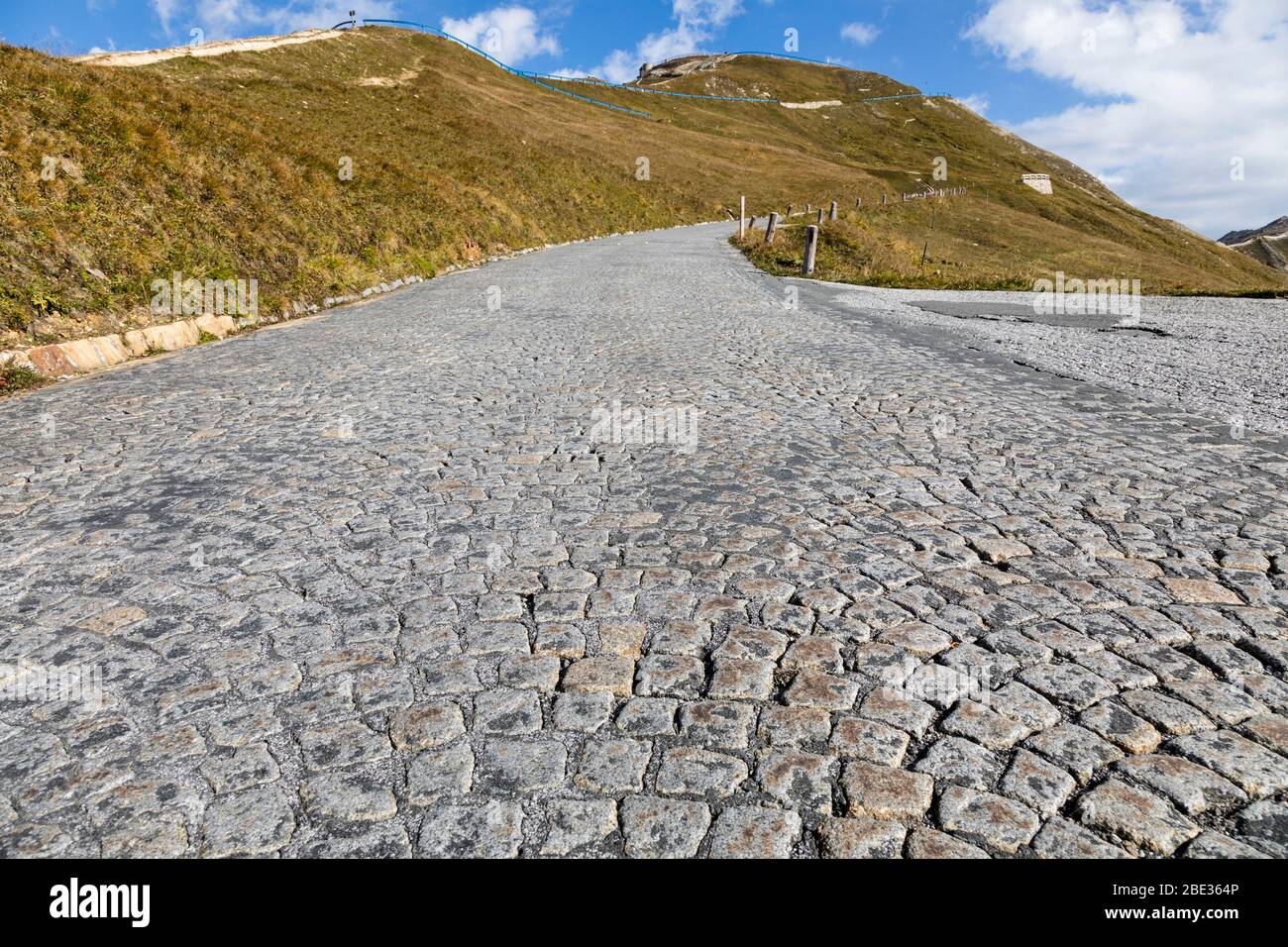 Los setts de granito forman la superficie de la carretera al punto de observación en la cumbre de la carretera Grossglockner High Alpine Road en Austria. Foto de stock
