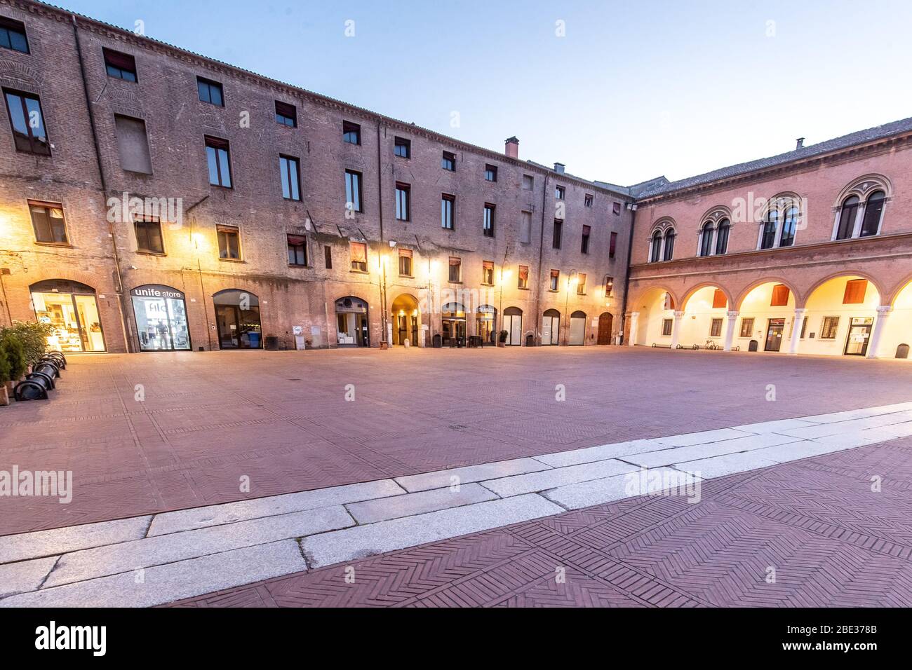 Ferrara, Italia. 28 de marzo de 2020. Debido a la emergencia del coronavirus el centro histórico es completamente desierto y no hay gente en Ferrara, Italia Cred Foto de stock
