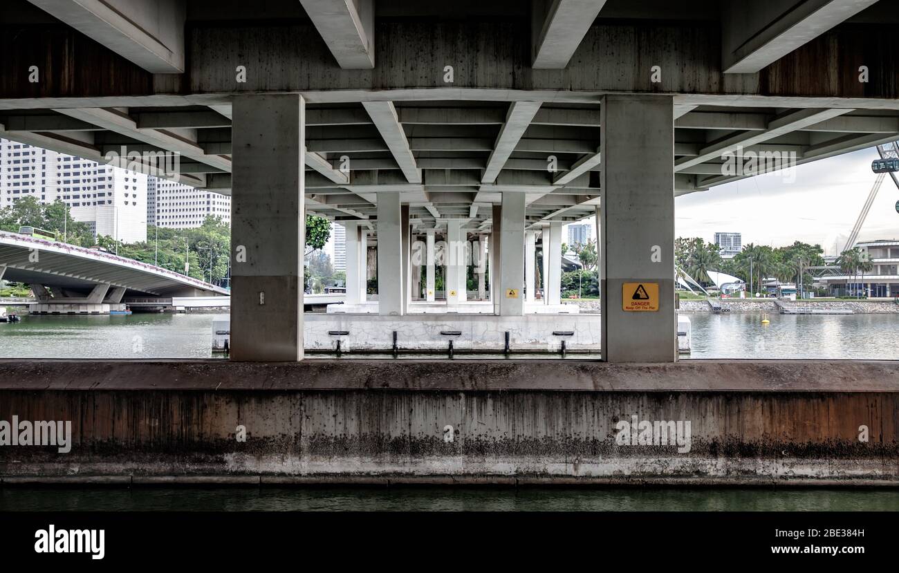 Simetría encontrada bajo un puente en el centro de Singapur - simetría encontrada bajo un puente en el centro de Singapur Foto de stock