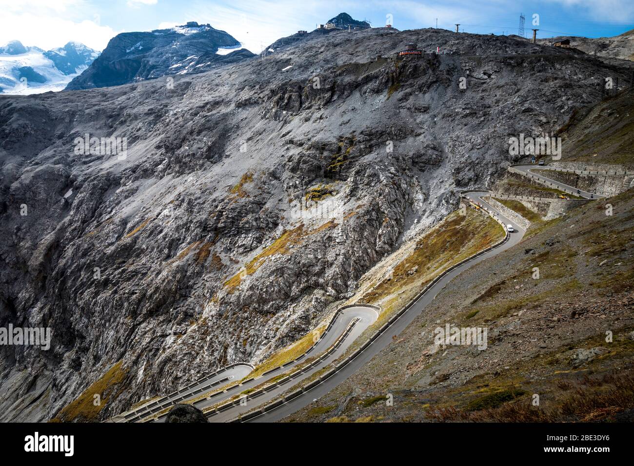 El acercamiento al Passo dello Stelvio (Paso de Stelvio) mostrando sus muchas curvas de horquilla, Italia. Foto de stock